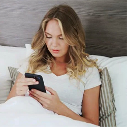 La moitié des Français commencent à utiliser leur smartphone avant de sortir du lit