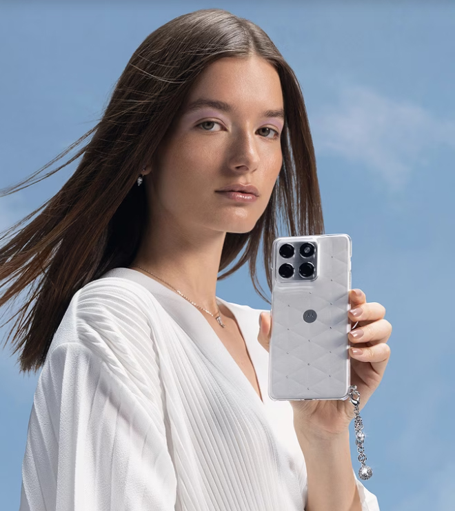Le Motorola Edge 70 Cloud Dancer adopte le blanc Pantone 2026 et s'offre un éclat Swarovski Le Motorola Edge 70 Cloud Dancer adopte le blanc Pantone 2026 et s'offre un éclat Swarovski