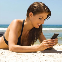 Près d'un Français sur deux ne supporterait pas de se retrouver en vacances à la plage sans son smartphone 