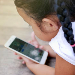 Smartphones et enfants : un quilibre fragile  trouver pendant les vacances scolaires